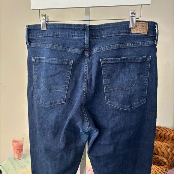 Levi’s Women's Dark Blue Jeans size 32 by 30” inseam stretch EUC - Picture 5 of 11